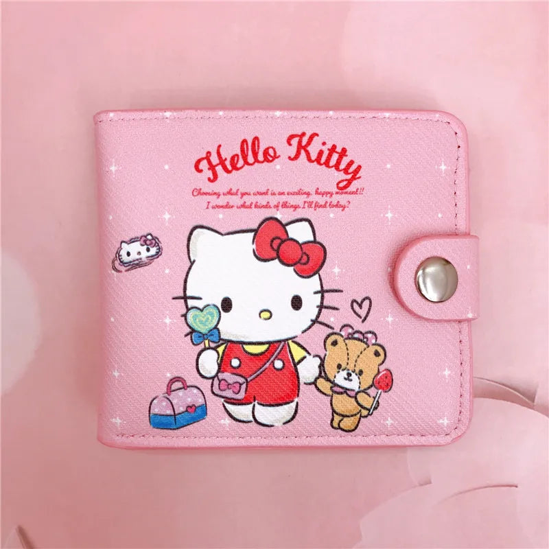 Carteira Kawaii Personagens Sanrio - Hello Kitty, Cinnamoroll, My Melody, Kuromi, Sanrios em Couro Ecológico | Apenas os 14 primeiros modelos possuem a bolsinha interna com botão Você é fã dos personagens da Sanrio, como Hello Kitty, Cinnamoroll, My Melod