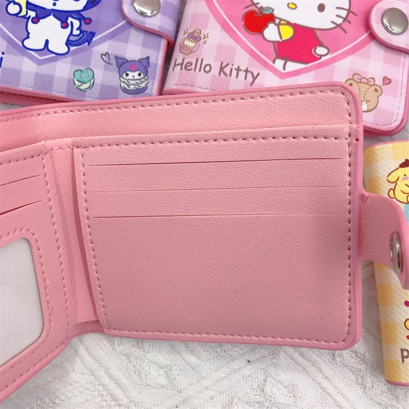 Carteira Kawaii Personagens Sanrio - Hello Kitty, Cinnamoroll, My Melody, Kuromi, Sanrios em Couro Ecológico | Apenas os 14 primeiros modelos possuem a bolsinha interna com botão Você é fã dos personagens da Sanrio, como Hello Kitty, Cinnamoroll, My Melod