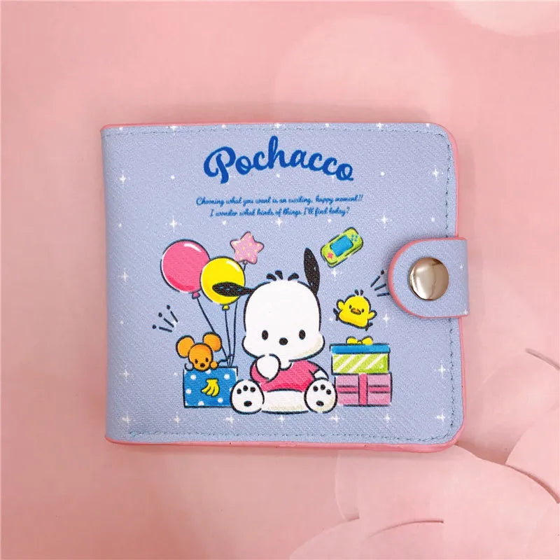 Carteira Kawaii Personagens Sanrio - Hello Kitty, Cinnamoroll, My Melody, Kuromi, Sanrios em Couro Ecológico | Apenas os 14 primeiros modelos possuem a bolsinha interna com botão Você é fã dos personagens da Sanrio, como Hello Kitty, Cinnamoroll, My Melod