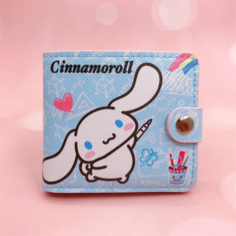 Carteira Kawaii Personagens Sanrio - Hello Kitty, Cinnamoroll, My Melody, Kuromi, Sanrios em Couro Ecológico | Apenas os 14 primeiros modelos possuem a bolsinha interna com botão Você é fã dos personagens da Sanrio, como Hello Kitty, Cinnamoroll, My Melod