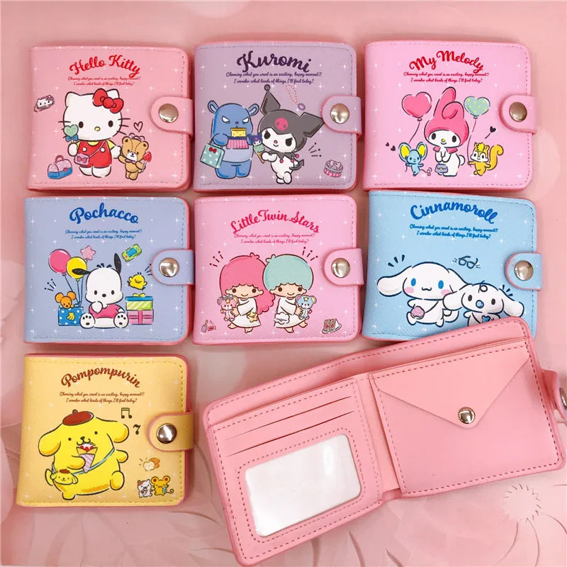 Carteira Kawaii Personagens Sanrio - Hello Kitty, Cinnamoroll, My Melody, Kuromi, Sanrios em Couro Ecológico | Apenas os 14 primeiros modelos possuem a bolsinha interna com botão Você é fã dos personagens da Sanrio, como Hello Kitty, Cinnamoroll, My Melod