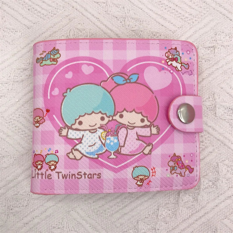 Carteira Kawaii Personagens Sanrio - Hello Kitty, Cinnamoroll, My Melody, Kuromi, Sanrios em Couro Ecológico | Apenas os 14 primeiros modelos possuem a bolsinha interna com botão Você é fã dos personagens da Sanrio, como Hello Kitty, Cinnamoroll, My Melod