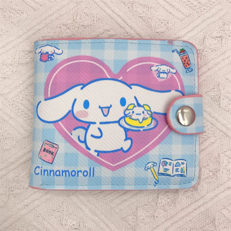 Carteira Kawaii Personagens Sanrio - Hello Kitty, Cinnamoroll, My Melody, Kuromi, Sanrios em Couro Ecológico | Apenas os 14 primeiros modelos possuem a bolsinha interna com botão Você é fã dos personagens da Sanrio, como Hello Kitty, Cinnamoroll, My Melod