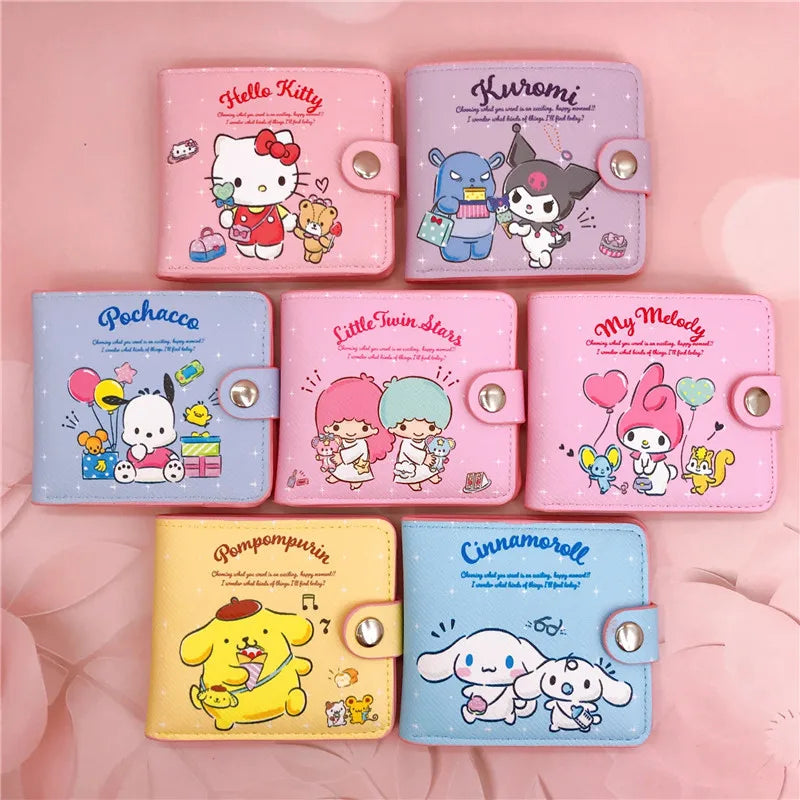 Carteira Kawaii Personagens Sanrio - Hello Kitty, Cinnamoroll, My Melody, Kuromi, Sanrios em Couro Ecológico | Apenas os 14 primeiros modelos possuem a bolsinha interna com botão Você é fã dos personagens da Sanrio, como Hello Kitty, Cinnamoroll, My Melod