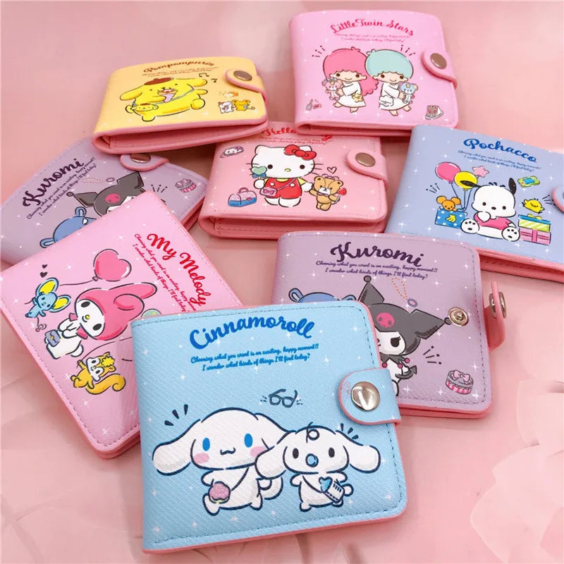 Carteira Kawaii Personagens Sanrio - Hello Kitty, Cinnamoroll, My Melody, Kuromi, Sanrios em Couro Ecológico | Apenas os 14 primeiros modelos possuem a bolsinha interna com botão Você é fã dos personagens da Sanrio, como Hello Kitty, Cinnamoroll, My Melod